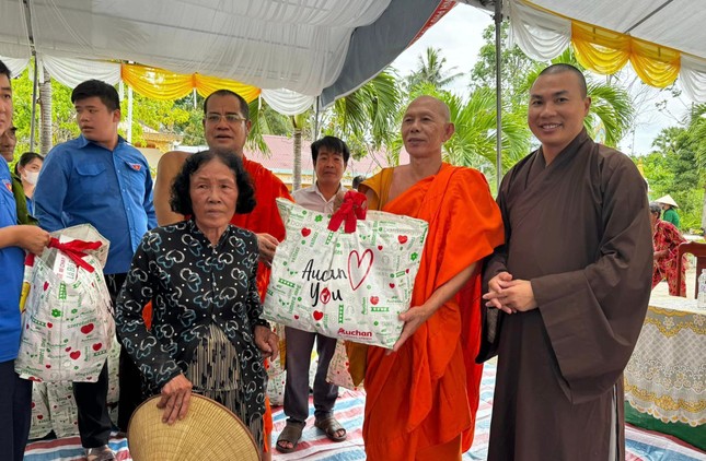 Trao quà đến bà con nghèo ở 2 xã Vĩnh Thạnh và Thạnh Hòa, H.Giồng Riềng - Ảnh: TN