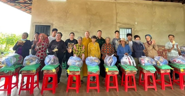 Trao quà đến đồng bào dân tộc khó khăn