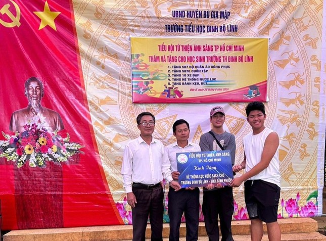 Đại diện đoàn trao bảng tượng trưng hệ thống máy lọc nước