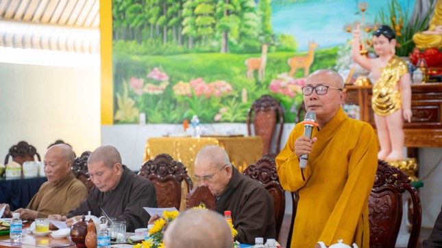 Hòa thượng Thích Trí Huệ phát biểu tại buổi họp Hòa thượng Thích Trí Huệ phát biểu tại buổi họp
