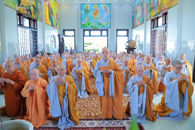 Dâng hương Tam bảo tại trường hạ Diệu Nghiêm, tỉnh Ninh Thuận Dâng hương Tam bảo tại trường hạ Diệu Nghiêm, tỉnh Ninh Thuận