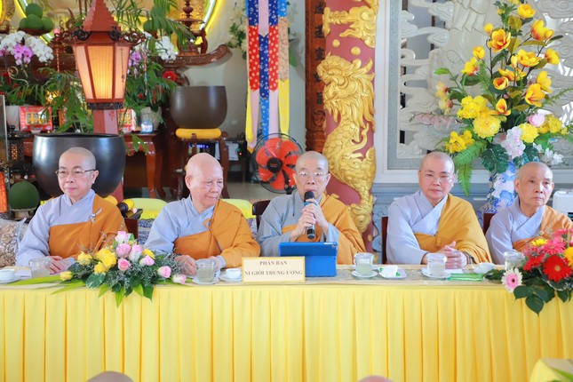 Ni trưởng Thích nữ Nhật Khương sách tấn chư hành giả chùa Diệu Quang Ni trưởng Thích nữ Nhật Khương sách tấn chư hành giả chùa Diệu Quang