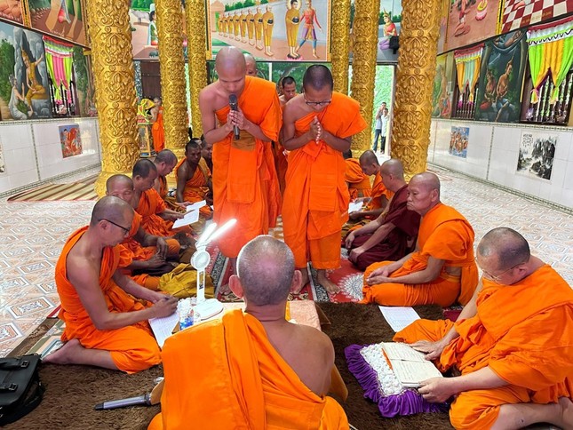 Các tân Tỳ-kheo đảnh lễ Hòa thượng Tế độ Các tân Tỳ-kheo đảnh lễ Hòa thượng Tế độ