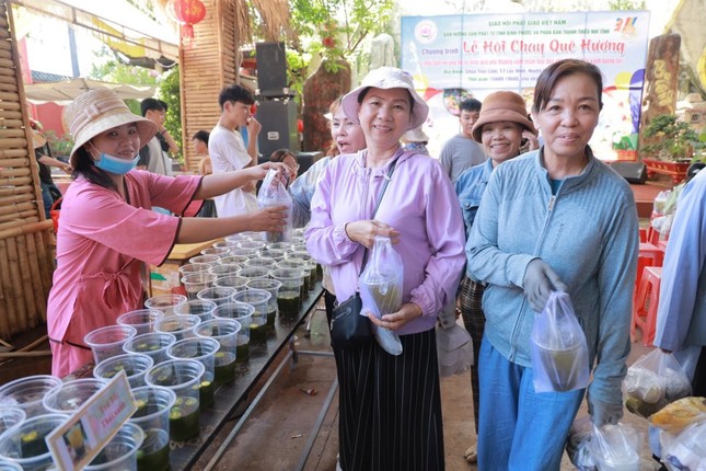 Nhiều Phật tử đến ủng hộ chương trình