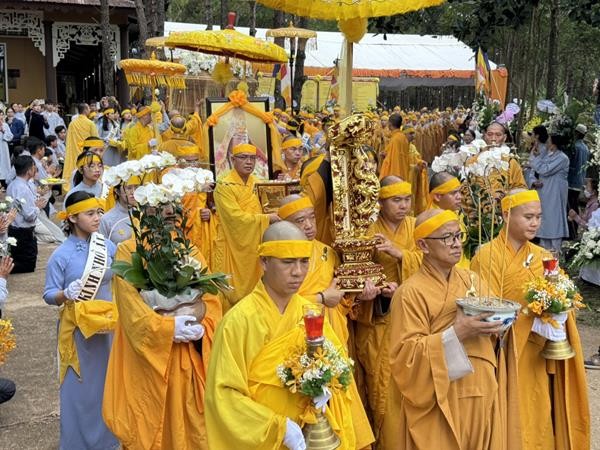 Cung thỉnh kim quan Hòa thượng nhập bảo tháp trong khuôn viên tu viện An Lạc