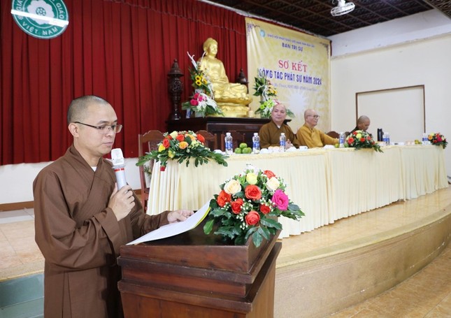 Đại đức Thích Minh Phương báo cáo hoạt động 6 tháng đầu năm 2024 của GHPGVN tỉnh