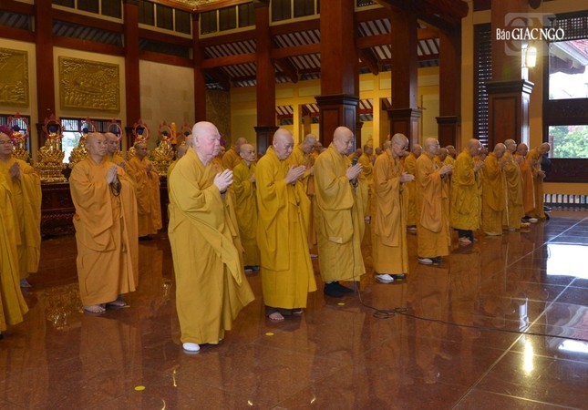 Hòa thượng Thích Lệ Trang, Trưởng ban Trị sự GHPGVN TP.HCM dẫn lễ