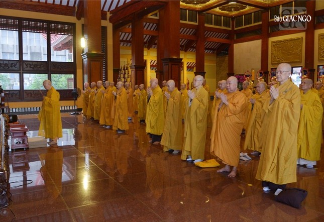 Đức Pháp chủ cùng chư tôn giáo phẩm Hội đồng Chứng minh, Chứng minh Ban Trị sự GHPGVN niêm hương Tam bảo