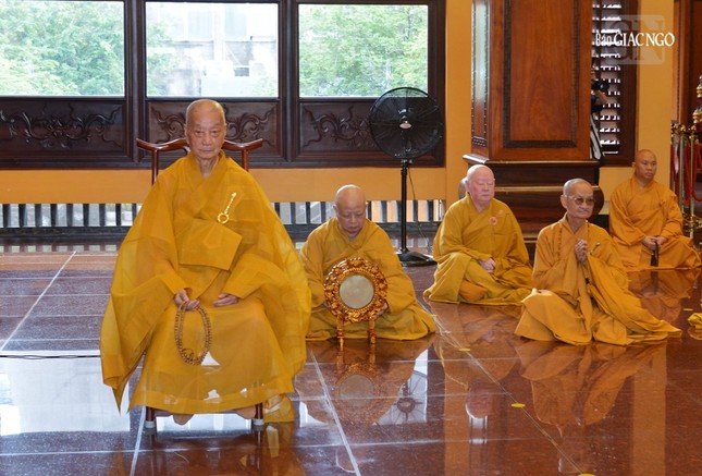 Đức Pháp chủ thính giới cùng đại chúng