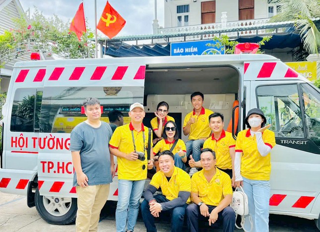 Hội Từ thiện chùa Tường Nguyên tặng 1 chiếc xe cứu thương- Ảnh: T.N Hội Từ thiện chùa Tường Nguyên tặng 1 chiếc xe cứu thương- Ảnh: T.N