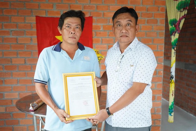 Ông Phan Văn Thường, Phó Bí thư Thường trực Đảng ủy xã Phú Mỹ trao quyết định tặng căn nhà đến anh Phạm Trung Hiếu Ông Phan Văn Thường, Phó Bí thư Thường trực Đảng ủy xã Phú Mỹ trao quyết định tặng căn nhà đến anh Phạm Trung Hiếu