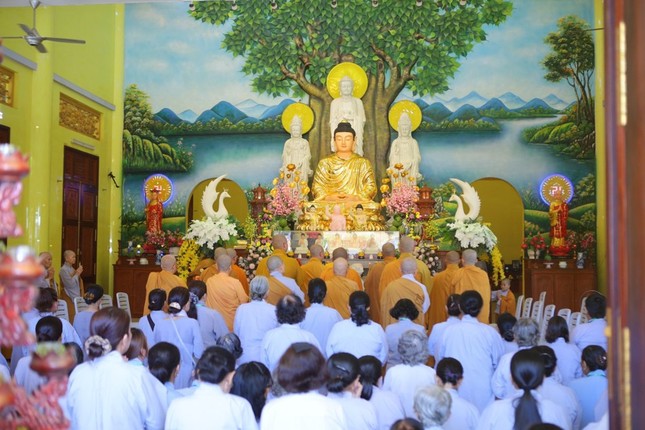 Đoàn Thường trực Ban Trị sự TP.Bến Tre, Tăng Ni và Phật tử cúng dường trường hạ