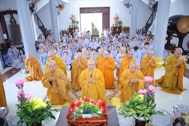 Đại diện đoàn dâng hương Tam bảo và tác bạch cúng dường trường hạ