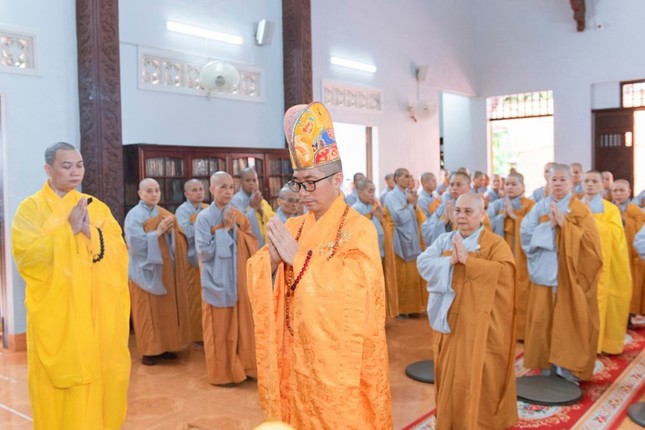 Đại đức Thích Nguyên Huấn và Ban Kinh sư cử hành nghi thức cúng ngọ tại chánh điện