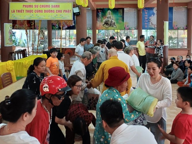 Đoàn trao quà đến những gia đình đồng bào dân tộc khó khăn tại H.Chư Sê