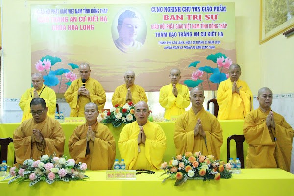 Chư tôn đức đoàn tại chùa Hòa Long Chư tôn đức đoàn tại chùa Hòa Long
