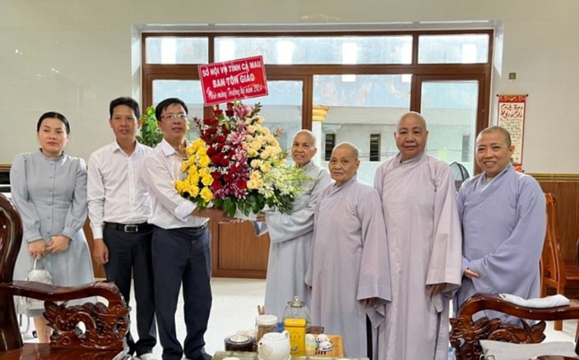 Ông Trưởng ban Tôn giáo tỉnh tặng hoa chúc mừng đến trường hạ Sắc tứ Quan Âm cổ tự