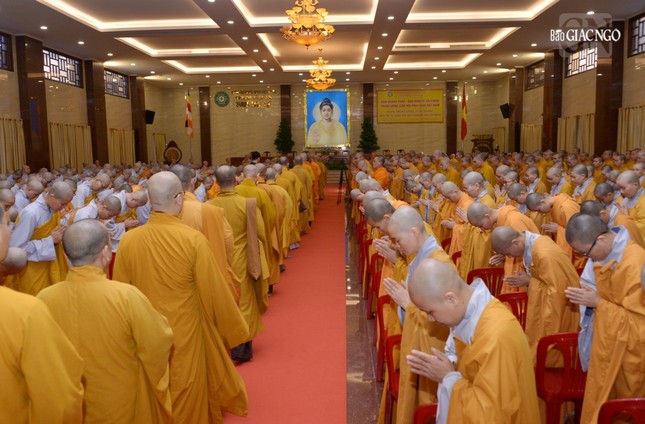 Toàn thể Tăng Ni cung đón phái đoàn