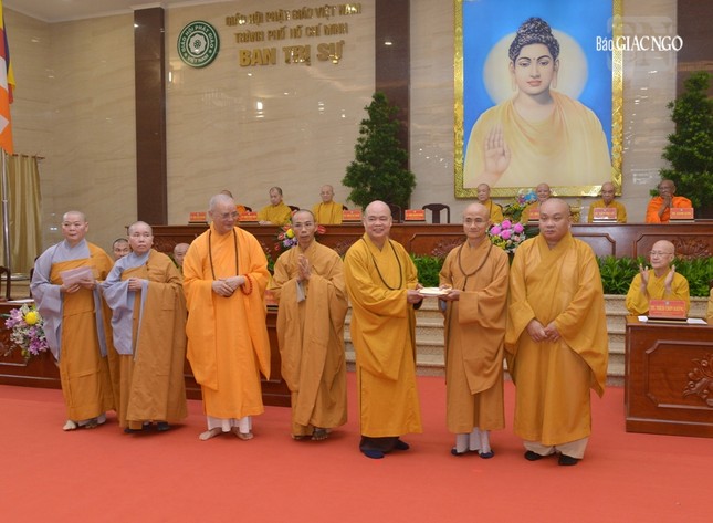 Chư tôn đức Ban Hoằng pháp T.Ư, Ban Kinh tế - Tài chính T.Ư trao cúng dường trường hạ