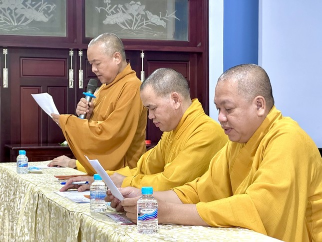 Chư tôn đức chủ tọa chia sẻ kinh nghiệm xử lý các vấn đề liên quan đến truyền thông, mạng xã hội