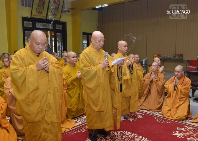 Tại trường hạ tổ đình Vĩnh Nghiêm, Hòa thượng Thích Lệ Trang cùng chư tôn đức Ban Thường trực dâng hương tưởng niệm Trưởng lão Hòa thượng Thích Trí Hải