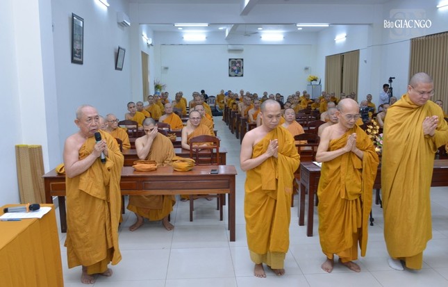 Đại diện Ban Chức sự và hành giả an cư trường hạ pháp viện Minh Đăng Quang