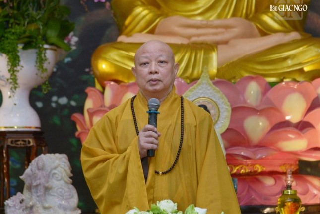 Hòa thượng Thích Lệ Trang sách tấn hành giả Tăng Ni sinh tại trường hạ Học viện Phật giáo VN tại TP.HCM (cơ sở 2, H.Bình Chánh)