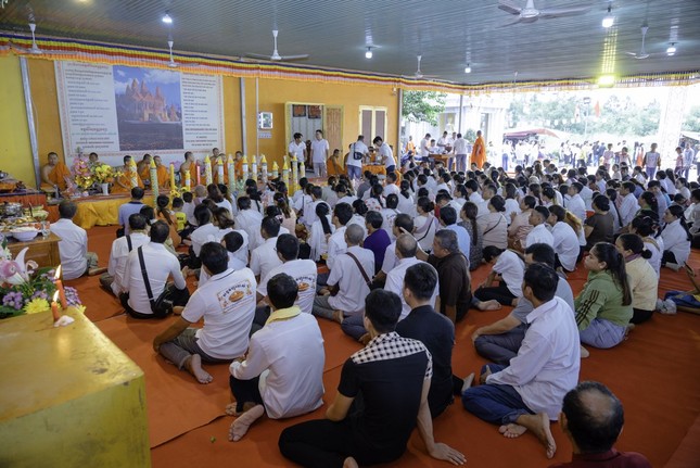 Phật tử tham dự dâng y tắm mưa Phật tử tham dự dâng y tắm mưa