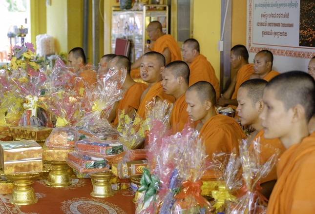 Lễ dâng y tắm mưa theo truyền thống của Phật giáo Nam tông Khmer Lễ dâng y tắm mưa theo truyền thống của Phật giáo Nam tông Khmer