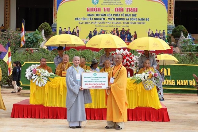 Ni sư Thích Huệ Tuyến, Ủy viên Hội đồng Trị sự, Phó Trưởng ban Kinh tế - Tài chính T.Ư thay mặt Thượng tọa Thích Thanh Phong, Phó Chủ tịch Hội đồng Trị sự, Trưởng ban Kinh tế - Tài chính T.Ư trao đến Thượng tọa Thích Quảng Tuấn, Trưởng ban Tổ chức đón nhận
