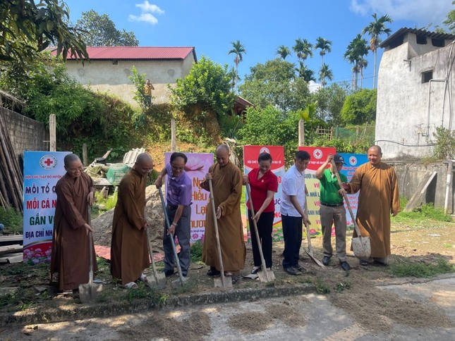Khởi công xây nhà tình thương cho gia đình bà Đào Khởi công xây nhà tình thương cho gia đình bà Đào