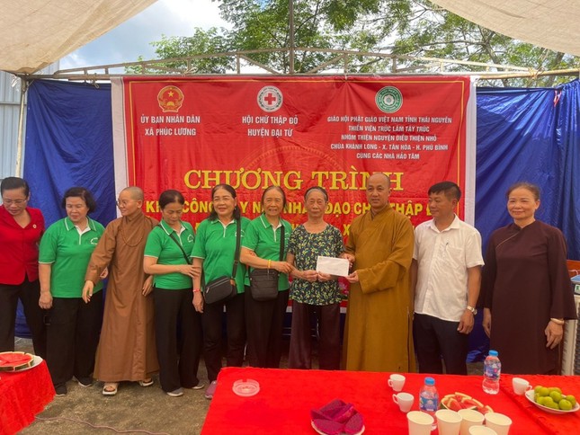 Trao quà đến bà Đỗ Thị Mát Trao quà đến bà Đỗ Thị Mát