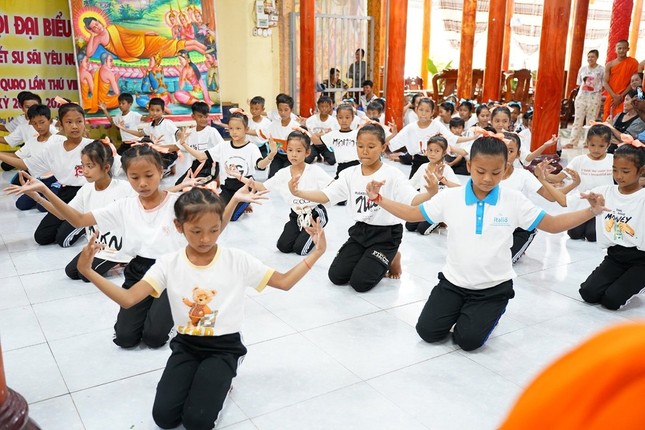 Các em học sinh trong điệu múa truyền thống của đồng bào dân tộc Khmer