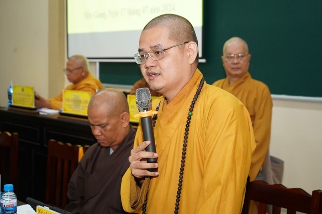 Đại đức Thích Huệ Phát thay mặt Ban Thư ký báo cáo