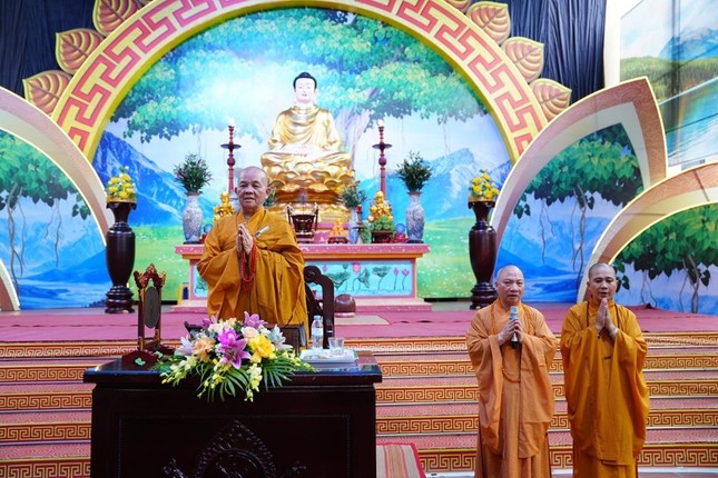 Thượng tọa Thích Chiếu Tuệ giới thiệu với đạo tràng Hòa thượng Thích Minh Thiện thuyết giảng về &quot;Tinh thần bình thản trước khen chê&quot;