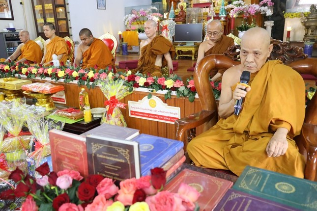 Hòa thượng Pháp Cao giáo giới trong Lễ dâng y tắm mưa theo truyền thống Phật giáo Nam tông