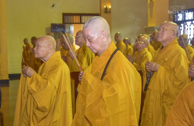 Đức Pháp chủ GHPGVN cùng chư vị giáo phẩm Hội đồng Chứng minh niêm hương trưởng niệm