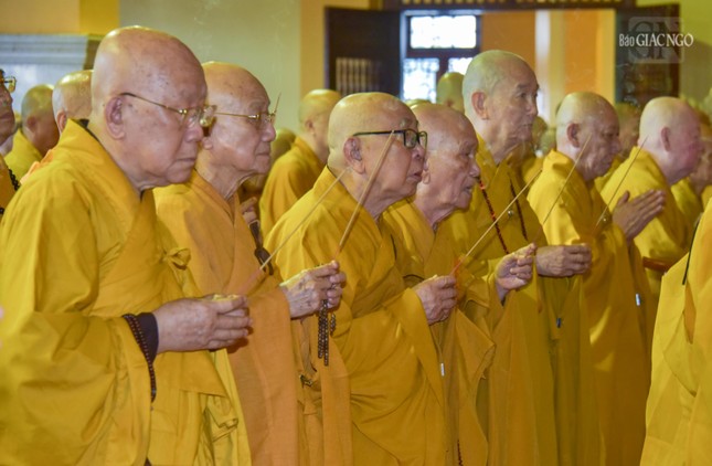 Chư tôn giáo phẩm niêm hương tưởng niệm Đại lão Hòa thượng Thích Thiện Hào