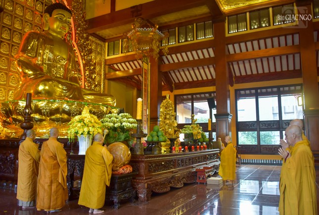 Tại chánh điện Việt Nam Quốc Tự