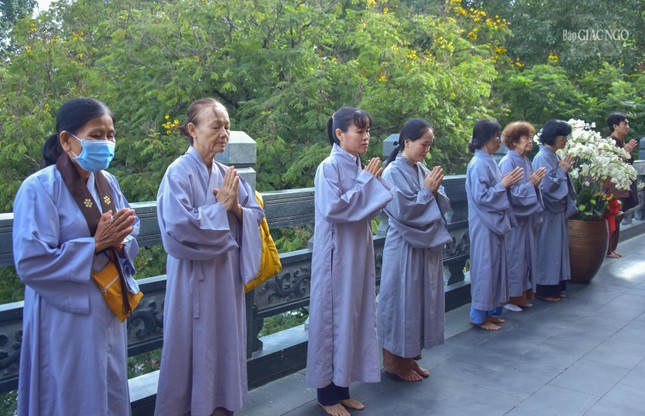 Phật tử thành kính đảnh lễ Giác linh Đại lão Hòa thượng Thích Thiện Hào, tại Việt Nam Quốc Tự