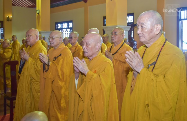 Chư vị giáo phẩm Hội đồng Chứng minh đảnh lễ Giác linh Đại lão Hòa thượng