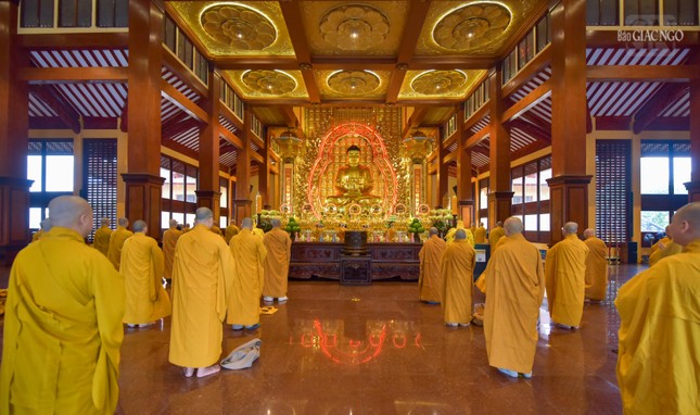 Mỗi kỳ Bố-tát, thính giới nhắc nhở Tăng đoàn sống tỉnh thức, kết nối đạo mạch trong thanh tịnh