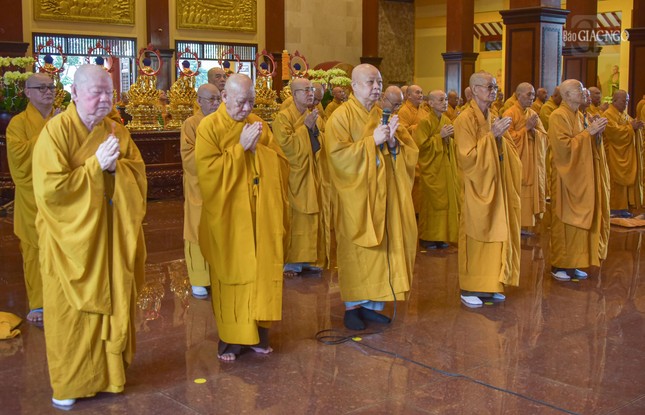 Hòa thượng Thích Lệ Trang, Trưởng ban Trị sự dẫn lễ Bố-tát