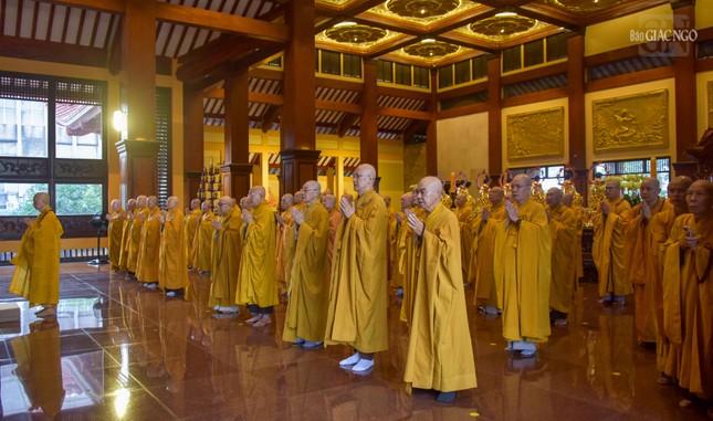 Đại chúng đảnh lễ Tam bảo tại chánh điện Việt Nam Quốc Tự