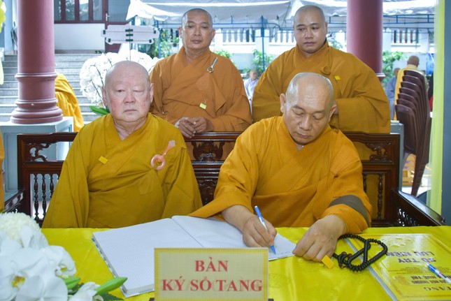 Thượng tọa Trưởng ban Trị sự Q.11 ký sổ tang Thượng tọa Trưởng ban Trị sự Q.11 ký sổ tang