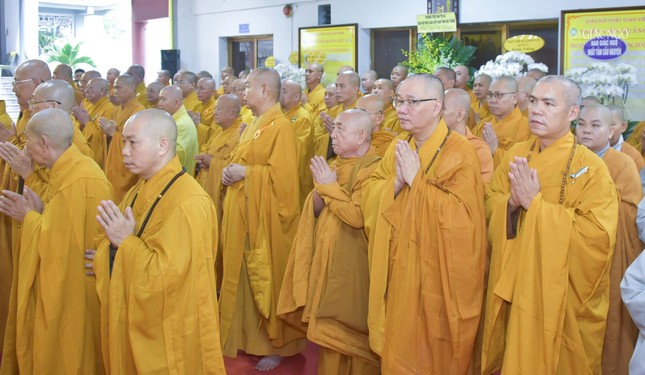 Chư tôn đức Ban Trị sự TP.HCM, các ban chuyên môn trực thuộc, Ban Trị sự TP.Thủ Đức, 21 quận huyện, Phân ban Ni giới TP.HCM kính viếng Chư tôn đức Ban Trị sự TP.HCM, các ban chuyên môn trực thuộc, Ban Trị sự TP.Thủ Đức, 21 quận huyện, Phân ban Ni giới TP.HCM kính viếng