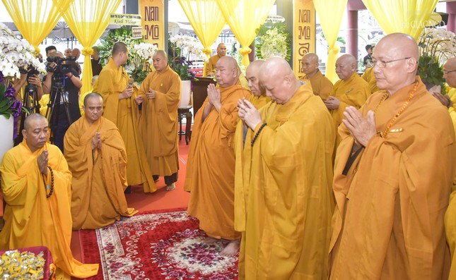 Hòa thượng Thích Lệ Trang, cùng chư tôn đức Ban Thường trực Ban Trị sự TP.HCM viếng Giác linh Hòa thượng Thích Huệ Trí và chư tôn đức đại diện môn đồ pháp quyến Hòa thượng Thích Lệ Trang, cùng chư tôn đức Ban Thường trực Ban Trị sự TP.HCM viếng Giác linh Hòa thượng Thích Huệ Trí và chư tôn đức đại diện môn đồ pháp quyến