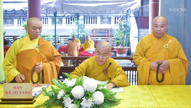 Thượng tọa Thích Quảng Hiền, Trưởng ban Trị sự GHPGVN tỉnh Đắk Nông viết sổ tang lưu niệm Thượng tọa Thích Quảng Hiền, Trưởng ban Trị sự GHPGVN tỉnh Đắk Nông viết sổ tang lưu niệm