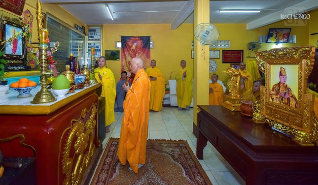 Hòa thượng Thích Giác Đạo thực hiện khóa lễ thỉnh Giác linh Hòa thượng yết Phật, lịch đại Tổ sư tại Tổ đường chùa Quang Minh, Q.Phú Nhuận