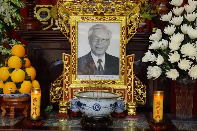 Hương án thờ Tổng Bí thư tại chùa Thiên Châu Hương án thờ Tổng Bí thư tại chùa Thiên Châu